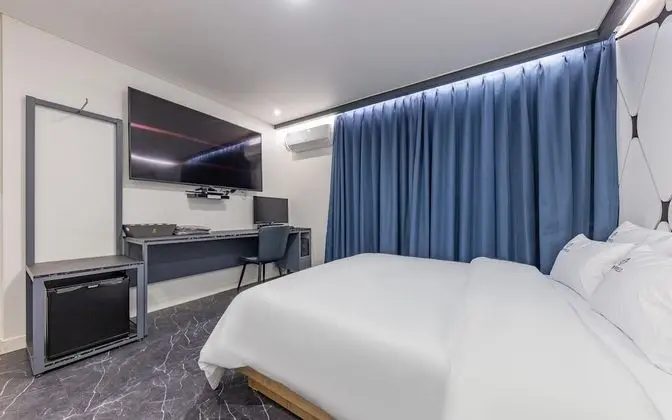 Oda (Deluxe A (Netflix YouTube available 6)