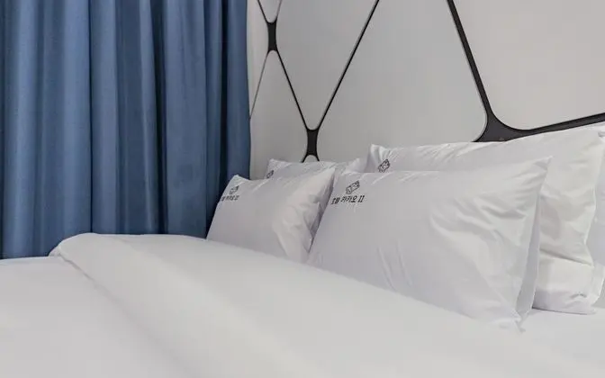 Oda (Deluxe A (Netflix YouTube available 6)