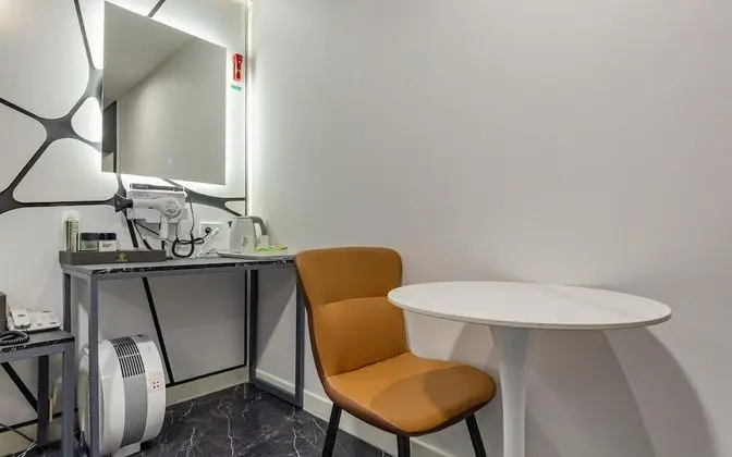 Oda (Deluxe A (Netflix YouTube available 6)