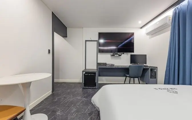 Oda (Deluxe A (Netflix YouTube available 6)