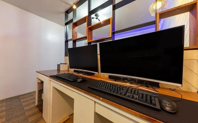 Oda (Couple PC (Can watch Netflix i7-8700 )