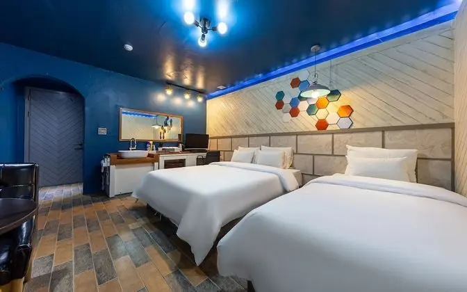 Oda (Premium (Netflix available Twin Battl)