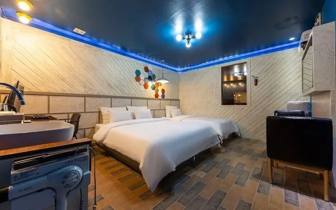 Oda (Premium (Netflix available Twin Battl)