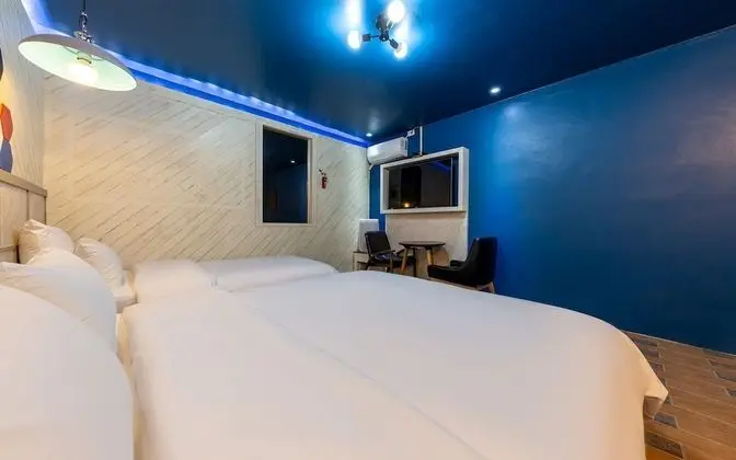 Oda (Premium (Netflix available Twin Battl)