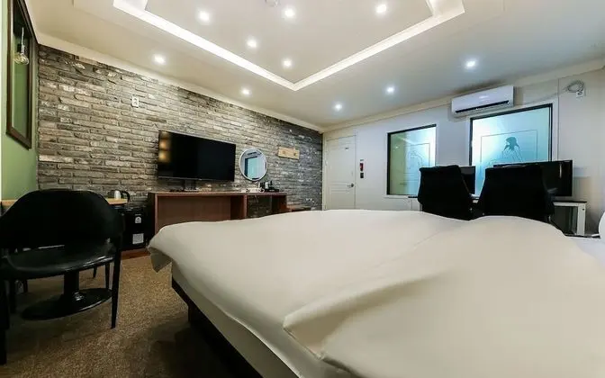 Oda (Game 2PC (Netflix available LOL avail)