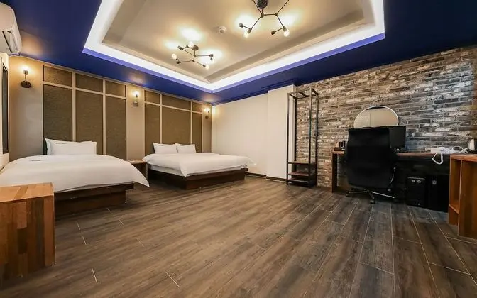 Oda (Twin Beds (Netflix available))