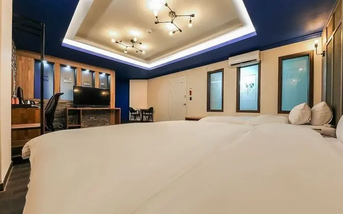 Oda (Twin Beds (Netflix available))