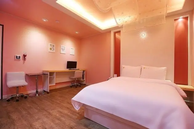 Oda (Semi suite (net Netflix service YouTu)