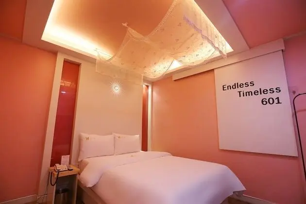 Oda (Semi suite (net Netflix service YouTu)