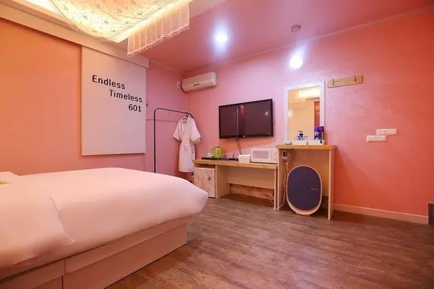 Oda (Semi suite (net Netflix service YouTu)