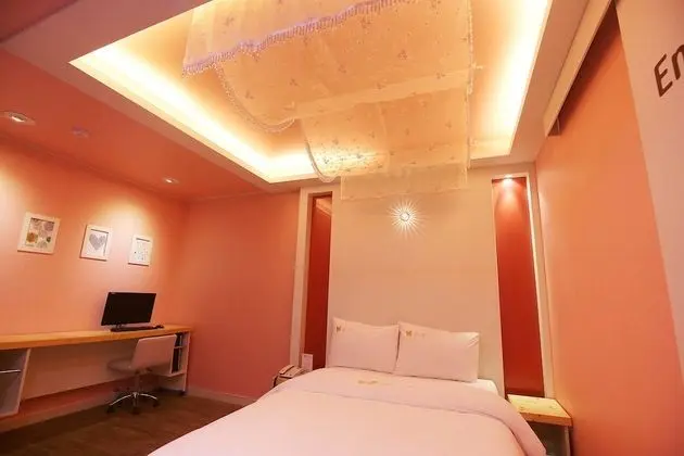 Oda (Semi suite (net Netflix service YouTu)