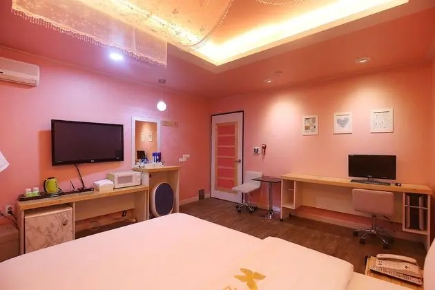 Oda (Semi suite (net Netflix service YouTu)