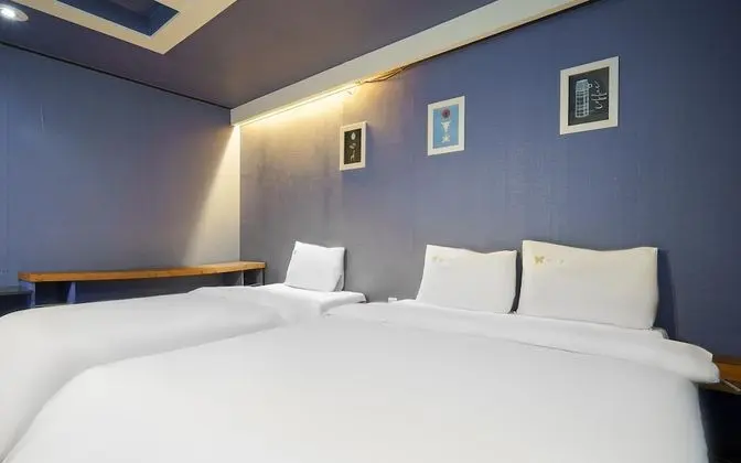 Oda (Twin bed (Netflix YouTube))