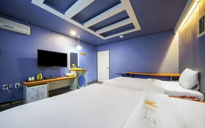 Oda (Twin bed (Netflix YouTube))