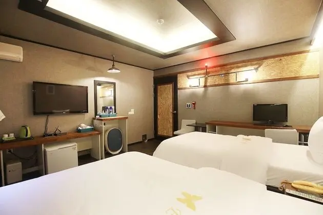 Oda (Twin bed (Netflix YouTube))