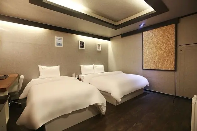 Oda (Twin bed (Netflix YouTube))