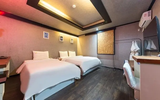 Oda (Twin bed (Netflix YouTube))