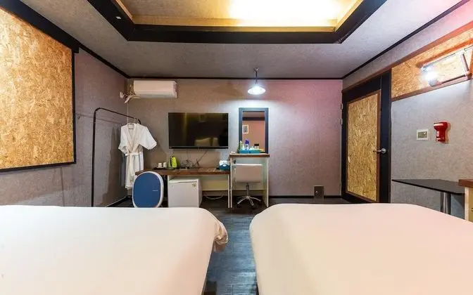 Oda (Twin bed (Netflix YouTube))