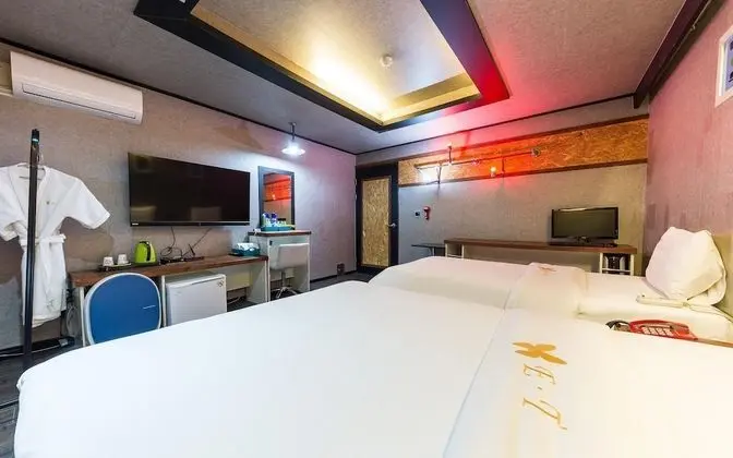 Oda (Twin bed (Netflix YouTube))