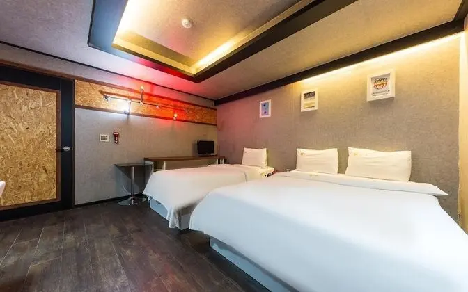 Oda (Twin bed (Netflix YouTube))