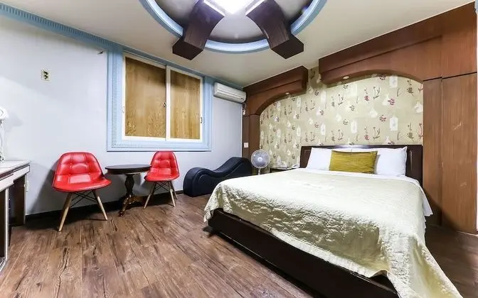 Oda (Room(Netflix Available Sofa))