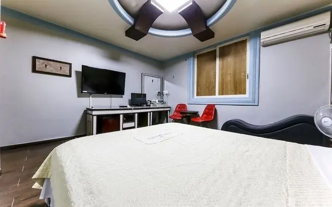 Oda (Room(Netflix Available Sofa))