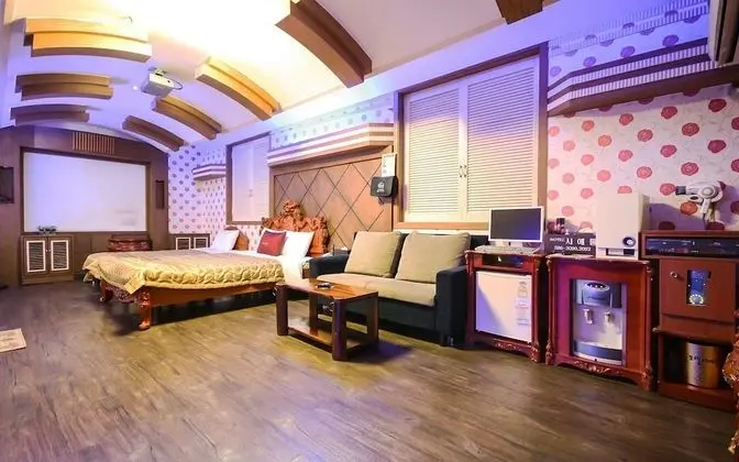 Oda (Specials (Twin+ Netflix Wave availabl)