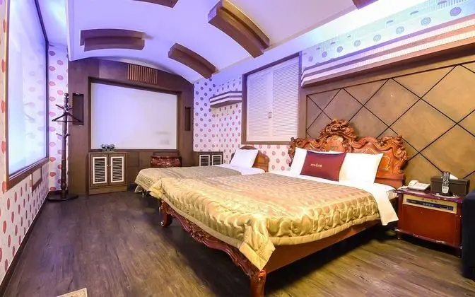 Oda (Specials (Twin+ Netflix Wave availabl)