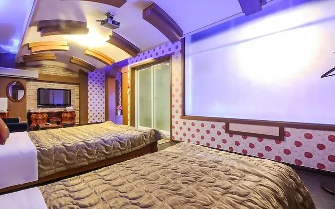 Oda (Specials (Twin+ Netflix Wave availabl)