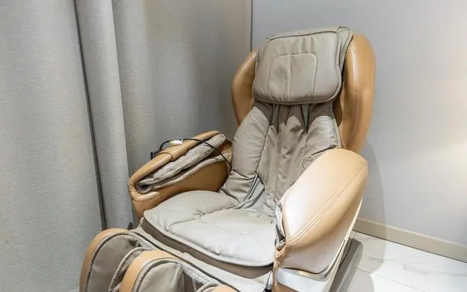 Oda (Suite (Styler Massage Chair Netflix a)