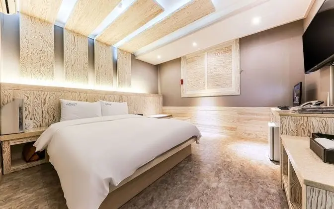 Oda (Non-Smoking Room (Netflix available))