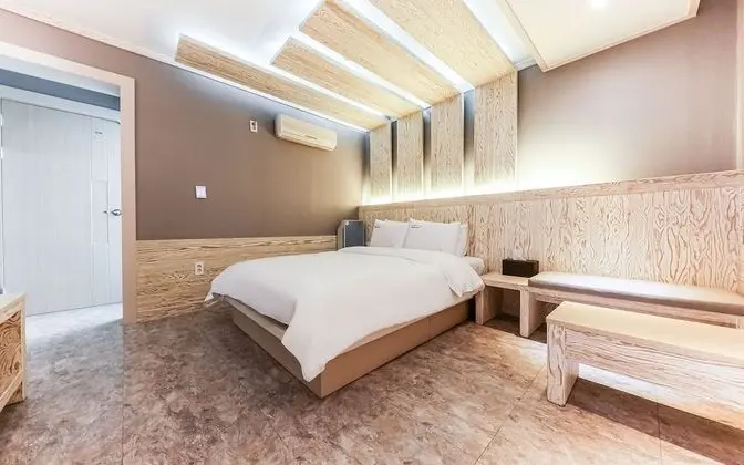 Oda (Non-Smoking Room (Netflix available))