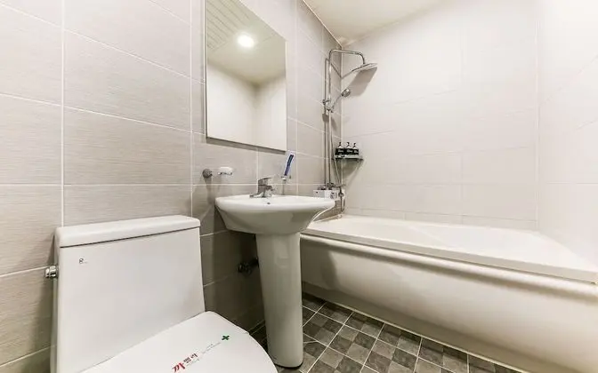 Oda (Non-Smoking Room (Netflix available))