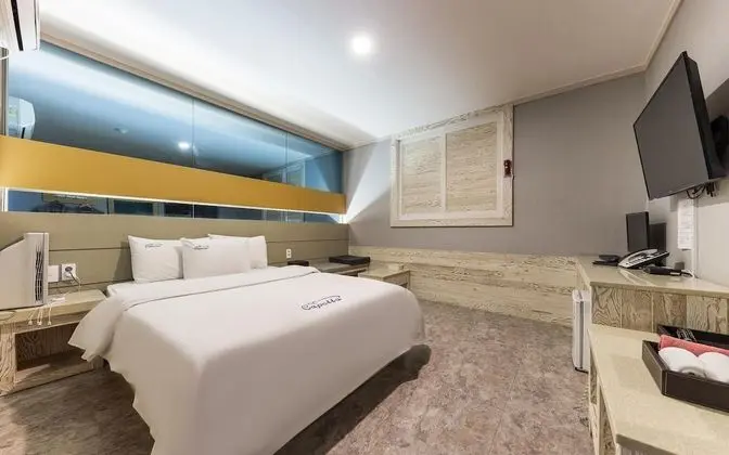 Oda (Non-Smoking Room (Netflix available))