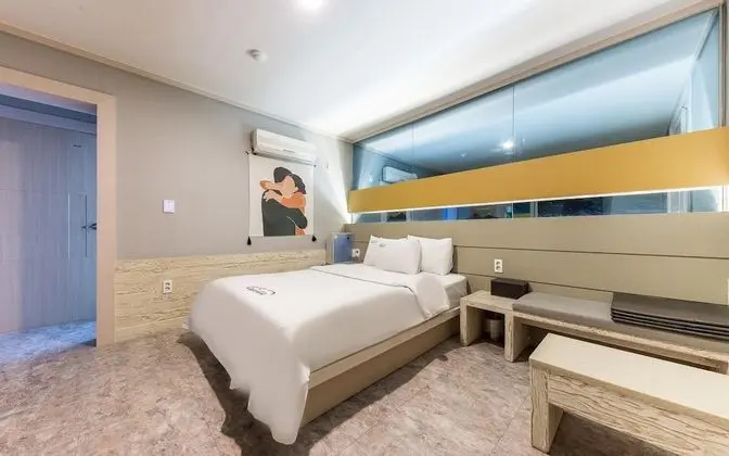 Oda (Non-Smoking Room (Netflix available))