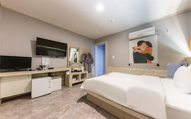 Oda (Non-Smoking Room (Netflix available))