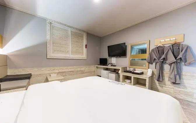 Oda (Non-Smoking Room (Netflix available))