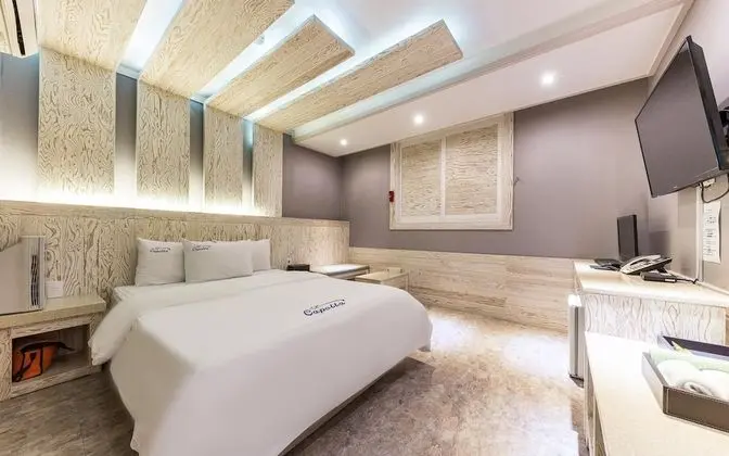 Oda (Non-Smoking Room (Netflix available))