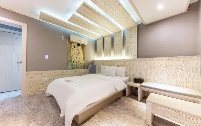 Oda (Non-Smoking Room (Netflix available))