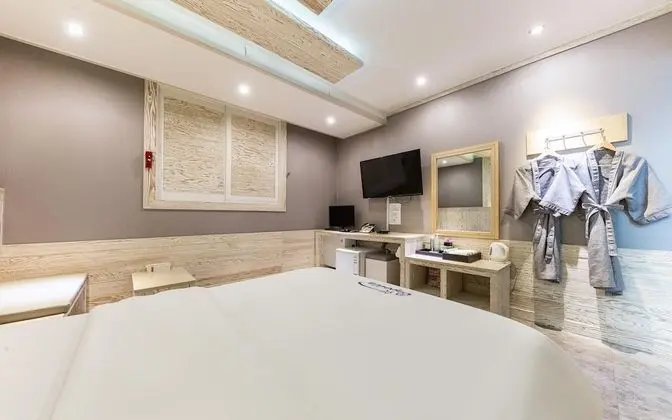 Oda (Non-Smoking Room (Netflix available))