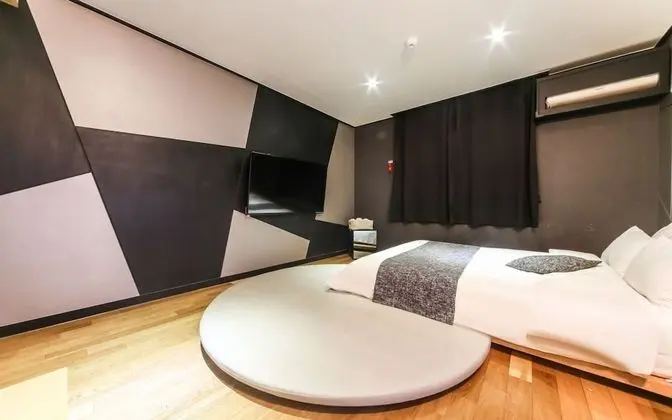 Oda (Deluxe (Netflix Available Natural Spr)