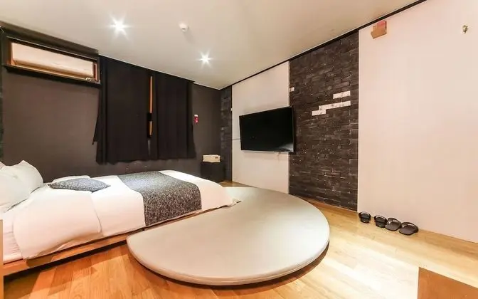 Oda (Deluxe (Netflix Available Natural Spr)