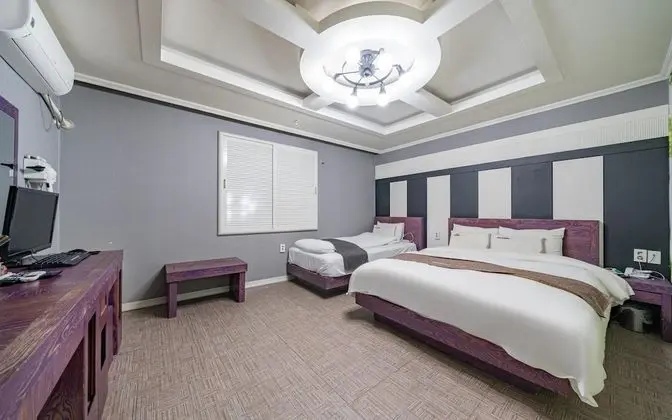 Oda (Twin (65 inch TV Netflix air purifier)