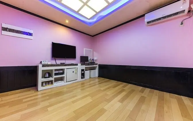 Oda (Ondol Room (Netflix Available Spring )