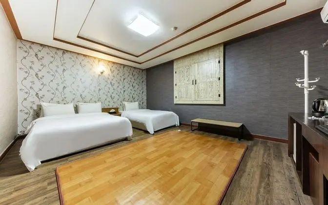 Oda (Family Room-Twin (75-inch TV Netflix )