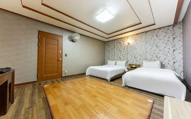 Oda (Family Room-Twin (75-inch TV Netflix )