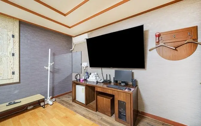 Oda (Family Room-Twin (75-inch TV Netflix )