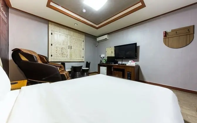 Oda (Massage chair (65 inch TV Netflix ava)