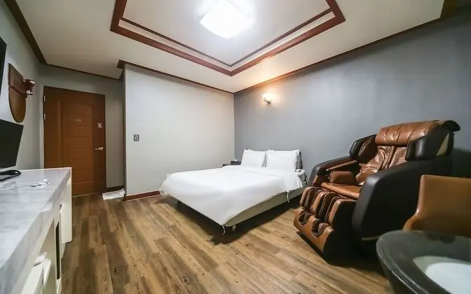 Oda (Massage chair (65 inch TV Netflix ava)