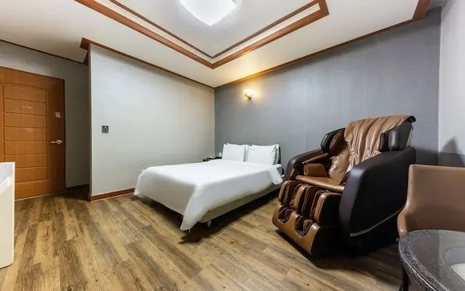 Oda (Massage chair (65 inch TV Netflix ava)